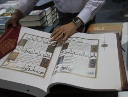 Hat sanatıyla yazılan Kur-an'ı Kerim ilgi görüyor