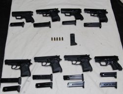 Mersin'de bir araçta 8 tabanca ve 13 şarjör ele geçirildi