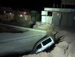 Kaza yapan araç köprü boşluğuna düştü