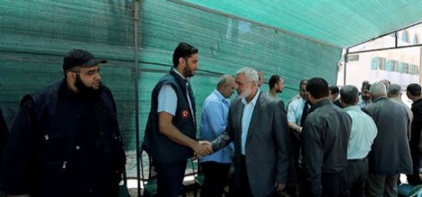 Heniye Gazze'de Süleyman Uğur Söylemez için kurulan taziye çadırını ziyaret etti