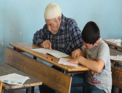 70 yaşındaki dede torunuyla aynı sırada sınava girdi