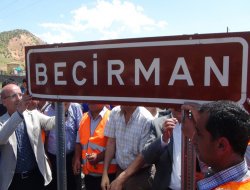 Bakan Şimşek, köyün Kürtçe isim tabelasını taktı