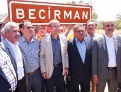 Kürtçe İsim Tabelasını Bakan Taktı