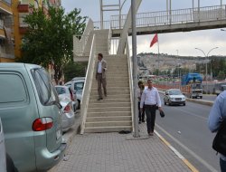 Üst geçit yapıldı ama kaldırım kapatıldı