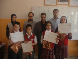 Suriyeli çocukların buruk karne sevinci