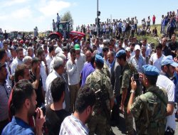 Çınarlı çiftçiler şehirler arası yolu trafiğe kapattı