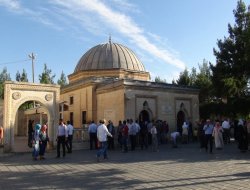 Veysel Karani türbesi ziyaretçi akınına uğruyor