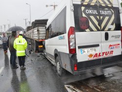 Minibüs, TIR'ın altına girdi