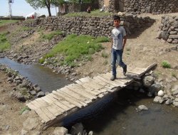 Çınarlı köylüler kurdukları tahta köprülerle ulaşımını sağlıyor