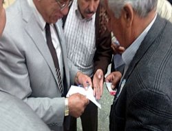 Salonda Para Dağıtıldı