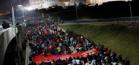 Brezilya'da 10 bin işçi yol kapattı