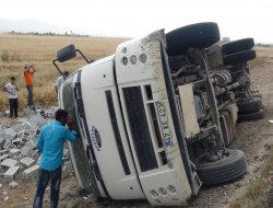 Briket yüklü kamyon devrildi: Biri ağır 6 yaralı