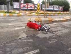 Kavşağa süratlı giren motorsiklet kaza yaptı