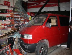 Kaza yapan minibüs markete daldı