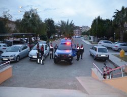 Çaldıkları motosikletle kapkaç yaptılar