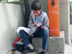 Ailelerine katkı için çalışmak zorundalar