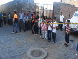 Bombayı oyuncak sandı elinde patladı