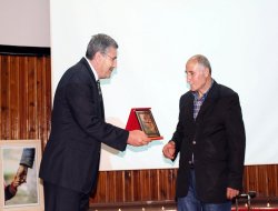 Torunlarına bakan dede yılın babası seçildi