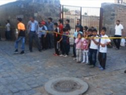 Zarok Jı Bombeyê Re Got Qey Lîstoke