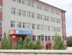 Ceylanpınar'da bir okulda bayrak indirildi