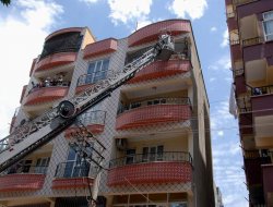 Evde mahsur kalan çocukları itfaiye kurtardı