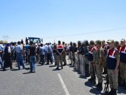 TEDAŞ'a tepki gösteren çiftçiler yol kapattı