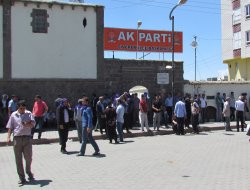Siverek AK Parti binası önünde gergin bekleyiş