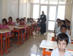 Suriyeli çocuklar kendi okullarında eğitim görüyor