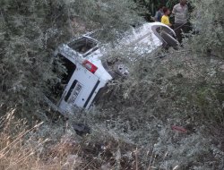 70 yaşındaki sürücü aracıyla uçuruma yuvarlandı:2 yaralı