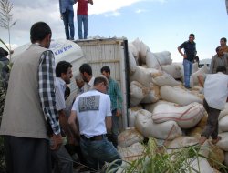 Saman yüklü kamyon devrildi: 6 yaralı