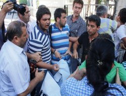 Kendilerini zincirleyen öğrencilere, polis müdahale etti