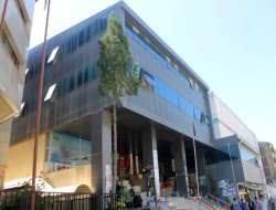 Belediye hasarlı diye çıktı, esnaf hala orada