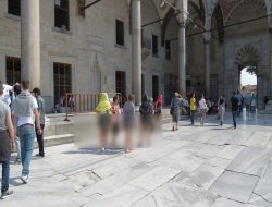 Turistler Sultanahmet'i tahrip ediyor