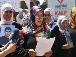 AKAD-DER Dağkapı Şeyh Said Meydanında oturma eylemi yapan aileleri ziyaret etti