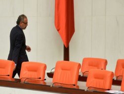 Sırrı Sakık Meclis'ten çıkarıldı