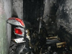 Yanan Motosikletten Çıkan Alevler Binayı Sardı