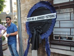 Mersin belediyesine çelenkli Kürtçe protestosu