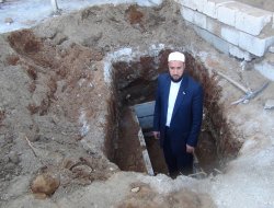 Cami avlusuna kendi için kabir kazdı