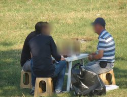 Camii'nin yanı başında içki sefası