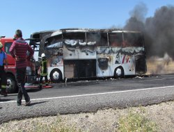 Siverek'te yolcu otobüsü cayır cayır yandı