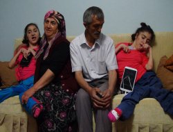 Engelli ikiz kız kardeş tabletlerine kavuştu