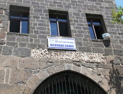 Tarihi surlardaki camii ibadete açıldı