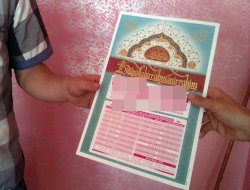 Çınar esnafı imsakiye dağıtmaya başladı