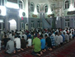 Çınar'da camiler Teravih namazına gelenlere dar geldi