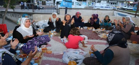 PKK'nın kaçırdığı çocukların aileleri iftarda da eylemde