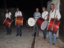 Dededen kalma meslek ile davul çalarak halkı sahura kaldırıyorlar