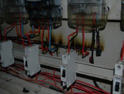 Yüksek gerilim mahalledeki elektronik eşyaları yaktı