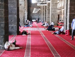 Diyarbakırlılar serinlemek için camilere akın ediyorlar