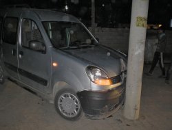 Cadde ortasındaki elektrik direği kazaya sebep oldu