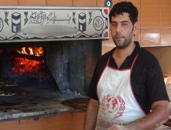 200 derece ateşin yanında oruçlu halde çalışıyorlar